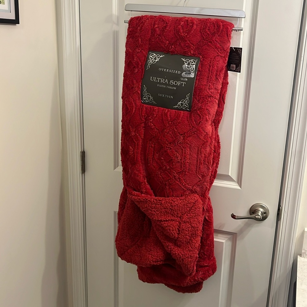 Gilmore Oversized Ultra Soft Plush Throw Blanket 50”x70” red holiday polyester
